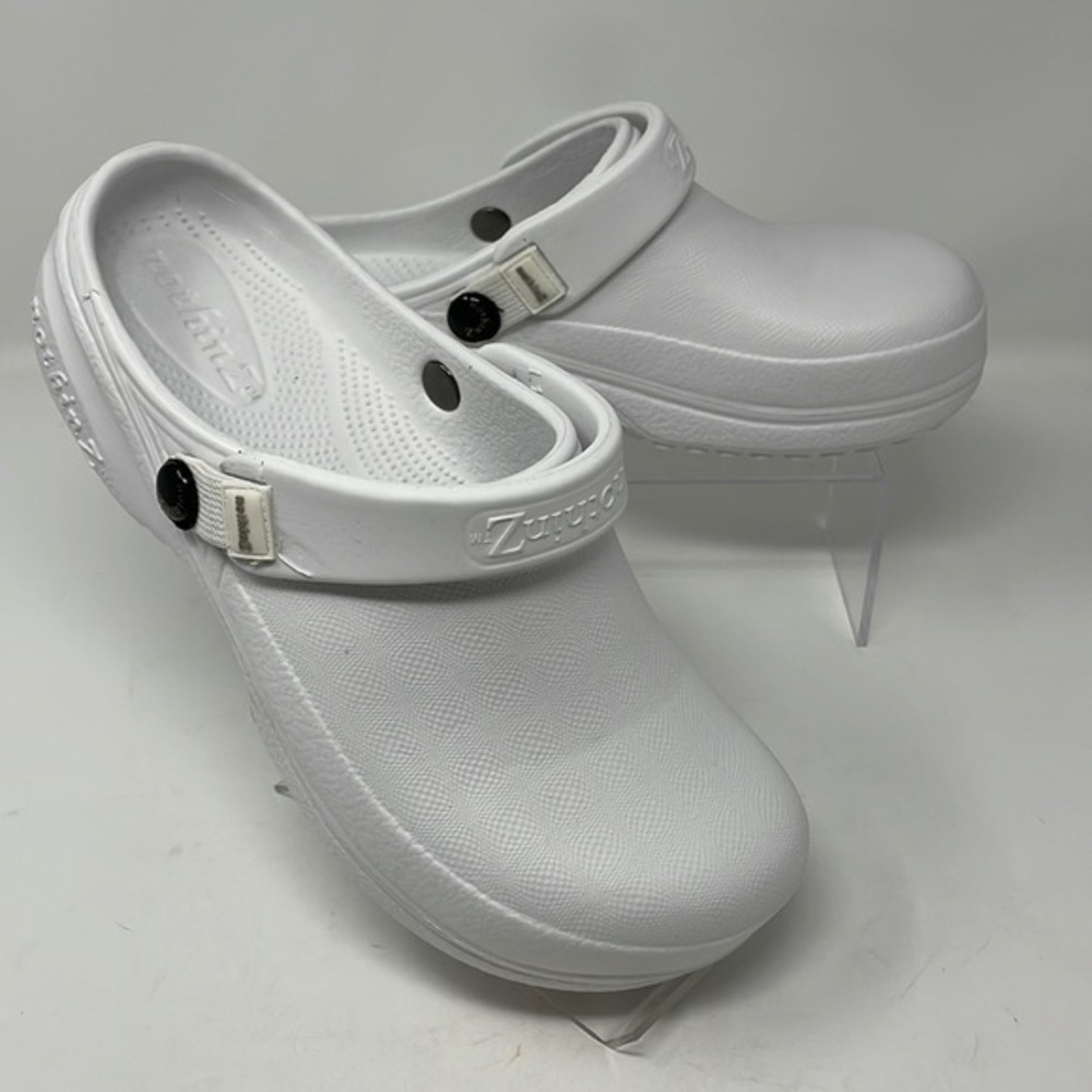 NWT Nothinz White Closed Top
SIZE Mens 8/Ladies 10(Great for the Medical Field)